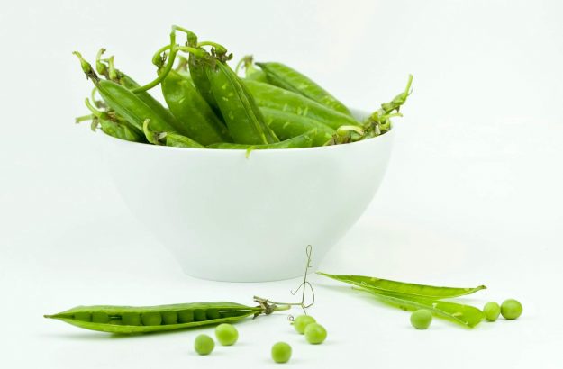 string-beans-on-bowl-768092