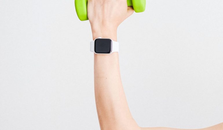 person-wearing-white-apple-watch-while-holding-green-4482936 person-wearing-white-apple-watch-while-holding-green-4482936